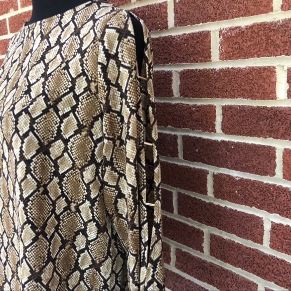🆕 MK | Snakeskin Print Slit Shoulder Jersey Knit Blouse Top - Picture 3 of 5